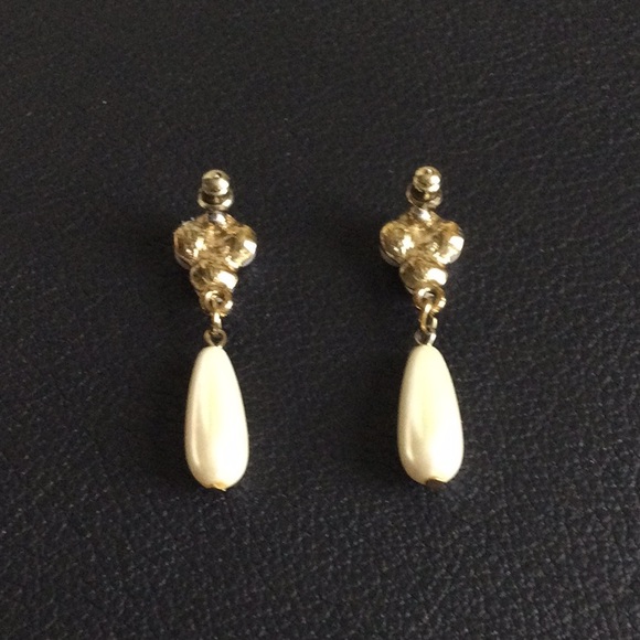 Vintage Teardrop Faux Pearl Earrings - Picture 2 of 3